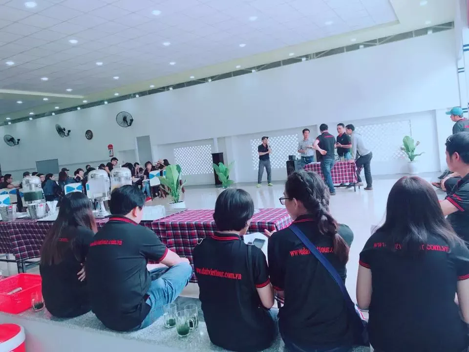 Đội ngũ phục vụ chuyên nghiệp tại nhà hàng Ninh Chữ Sea