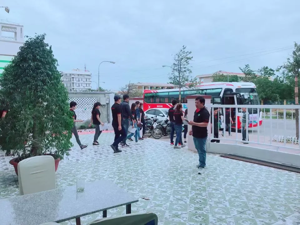 Bàn tiệc được bày trí sẵn sàng phục vụ khách đoàn tại nhà hàng Ninh Chữ Sea