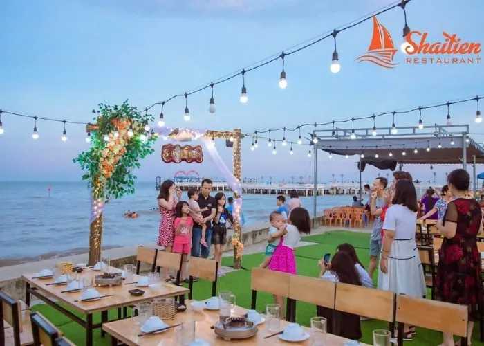 Nhà hàng S-Hải Tiến Beach có không gian thoáng đãng và tầm nhìn ra biển cực đẹp