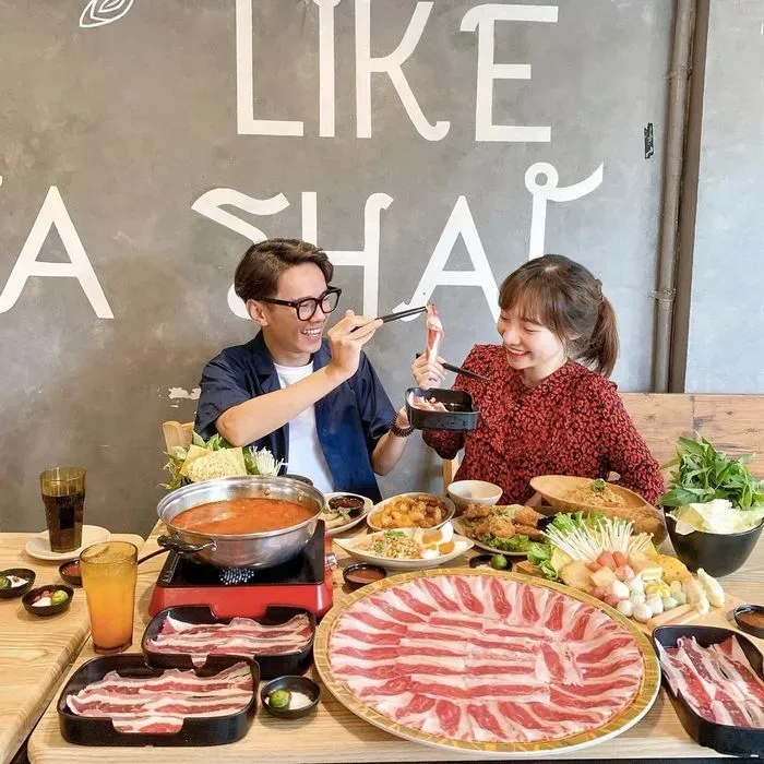 Nhân viên Chai Talay mặc đồng phục, thể hiện sự chuyên nghiệp và chu đáo trong phục vụ