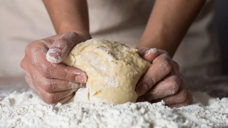 Kỹ thuật nhào bột làm bánh sử dụng dầu mè nguyên chất