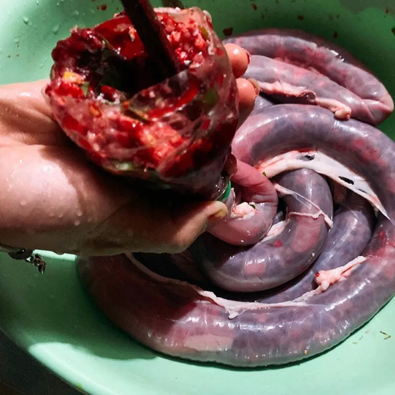 Quy trình nhồi nhân vào lòng non đòi hỏi sự tỉ mỉ của người nấu