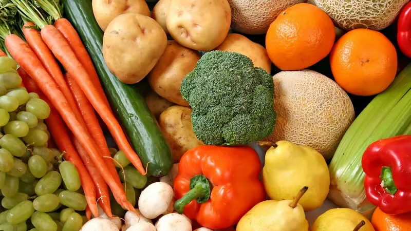 Sơ chế rau củ tươi sạch để chuẩn bị nấu nước dashi cho bé