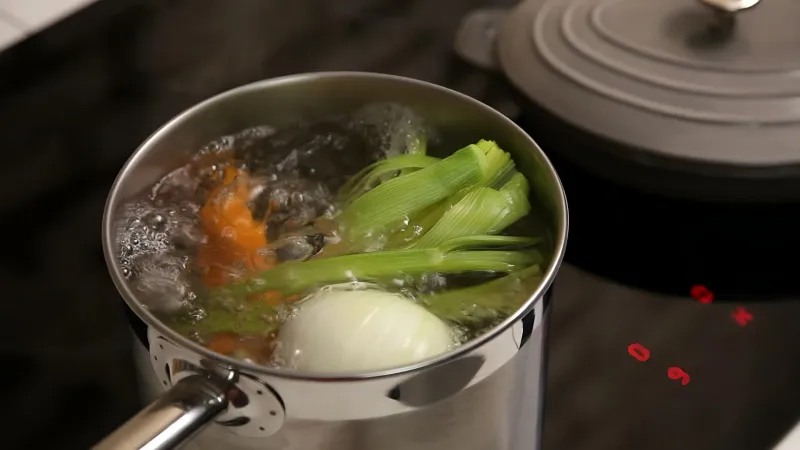 Quá trình đun sôi rau củ để lấy nước dùng dashi nguyên chất