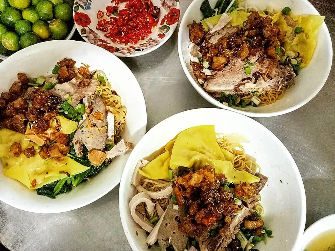 Tô mì sủi cảo nóng hổi tại A Chảy Cần Thơ với lớp vỏ mỏng nhân thịt đậm đà