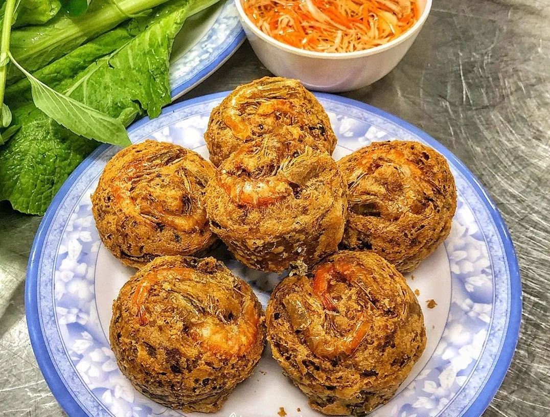 Mẹt bánh cống Cô Út vàng ươm đầy hấp dẫn ăn kèm cùng rau sống tươi mát