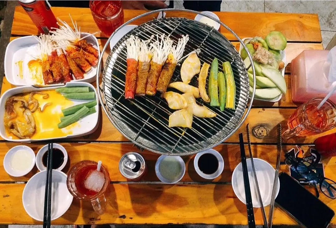 Bàn tiệc đồ nướng phong phú tại Phố nướng 102 phù hợp cho các buổi họp nhóm