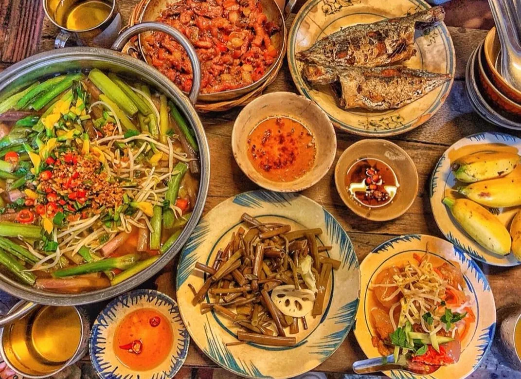 Không gian ẩm thực gia đình ấm cúng với những món ăn dân dã tại quán Hồi Đó