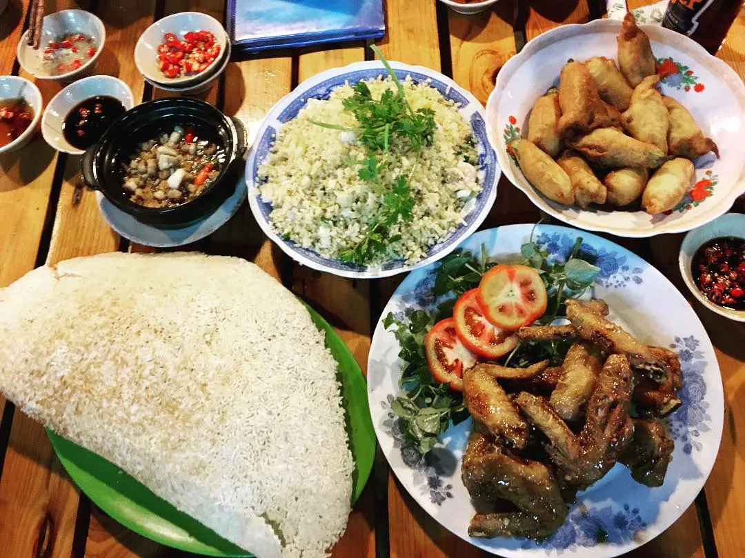 Không gian sân vườn thoáng mát tại quán Chị Tôi với nhiều món ăn dân dã độc đáo