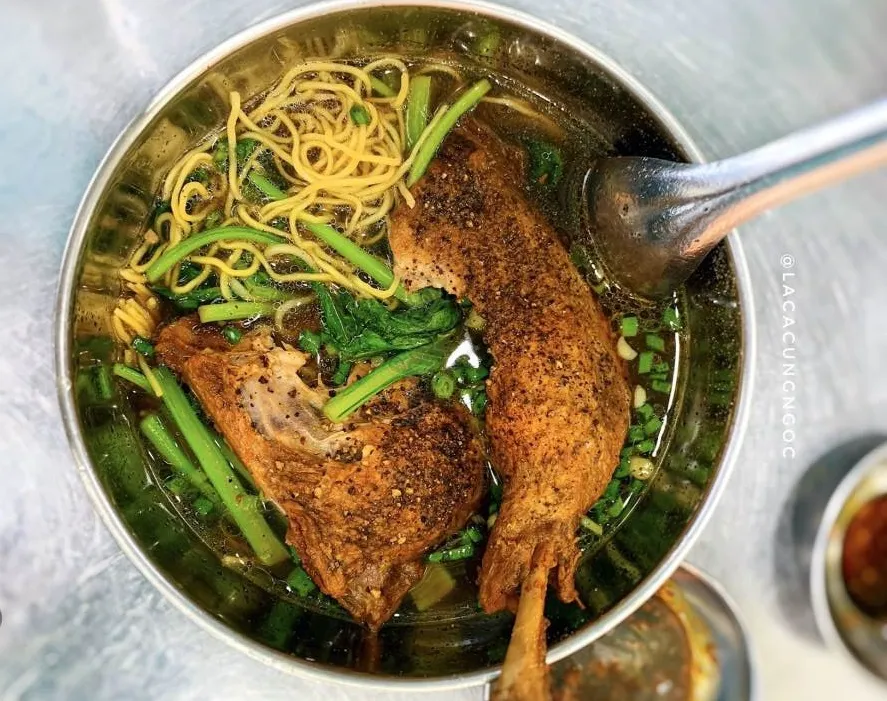 Bát mì vịt tiềm thơm phức với sợi mì dai ngon tại tiệm mì Hậu Phát lâu đời