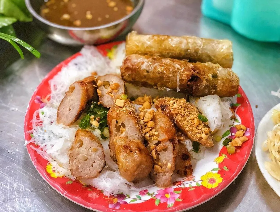 Mẹt nem nướng Cái Răng đầy đặn với nước chấm tương đậu đặc trưng tại Thanh Vân