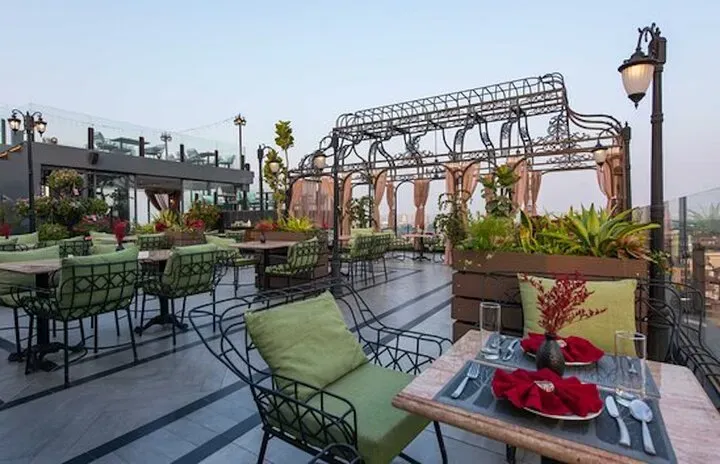 Nighteen Rooftop Hotpot - điểm ăn chơi cuối tuần ở Hà Nội độc đáo với lẩu trên cao