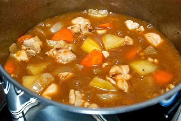 Ninh cà ri trên lửa nhỏ giúp thịt gà và các loại củ chín mềm tan trong miệng