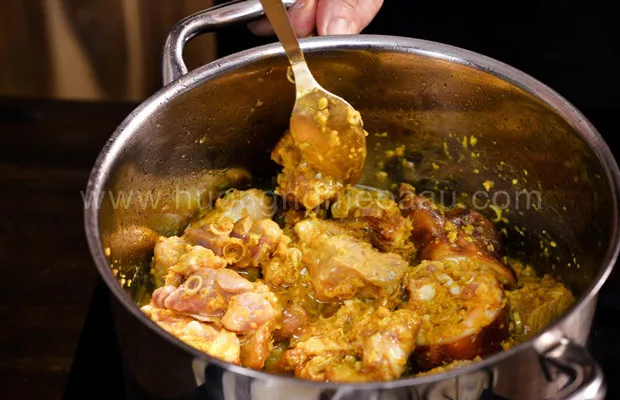 Ninh giò heo trên bếp với lửa nhỏ cho đến khi thịt mềm nhừ