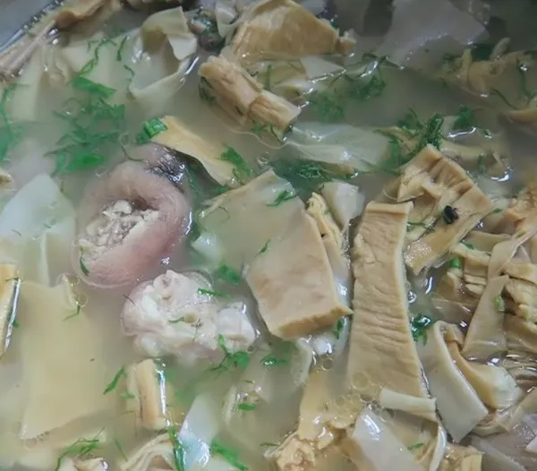 Quá trình ninh móng giò với măng khô trên lửa nhỏ liu riu