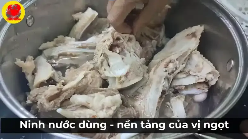 Ninh nước dùng lẩu cá tầm măng chua: Nền tảng của vị ngọt.