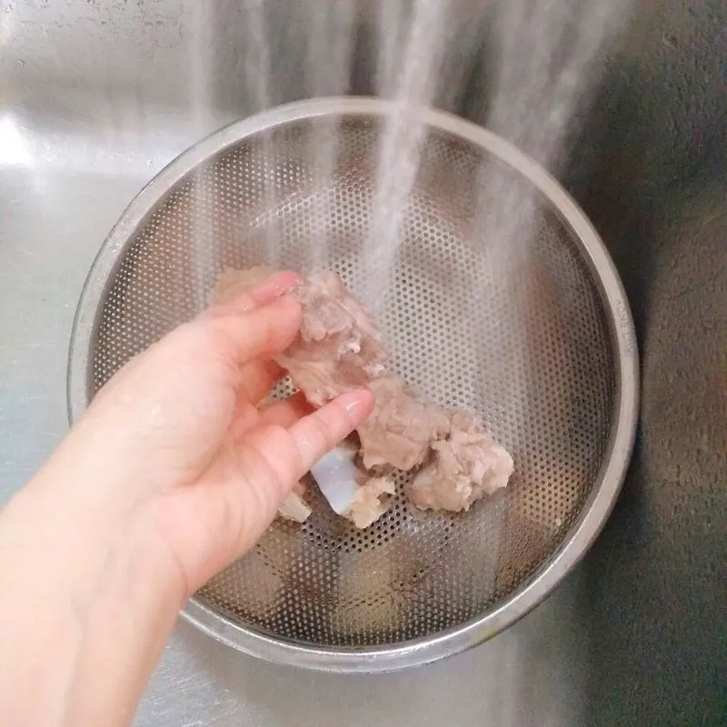 Nước dùng đang dần chuyển sang màu trắng đục đặc trưng của xương hầm