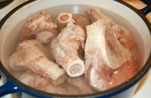 Ninh xương heo lấy nước ngọt