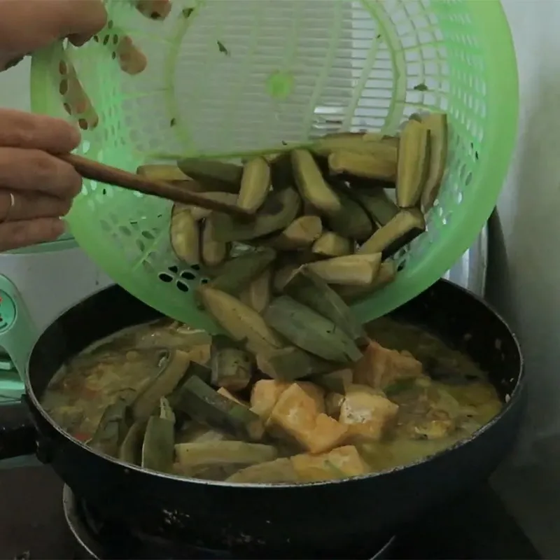 Nồi cá lăng om chuối đậu đang sôi trên bếp với các nguyên liệu hài hòa