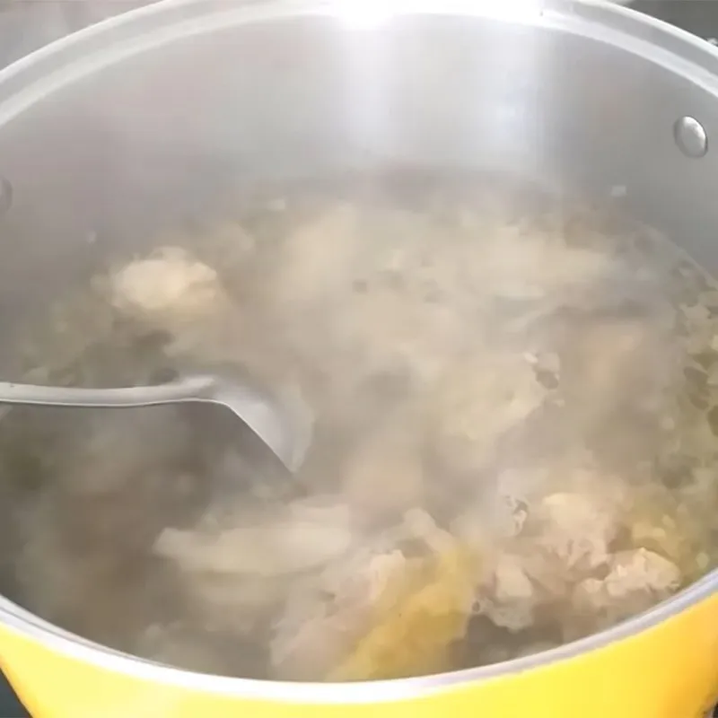 Nồi canh khoai tây rau củ thịt gà không xương