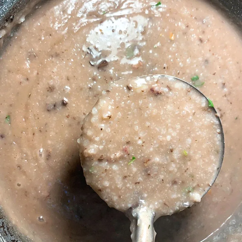 Nồi cháo lòng sôi sục trên bếp tạo nên không khí ấm cúng