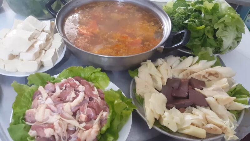 Nồi lẩu ngan thập cẩm nóng hổi đầy hấp dẫn