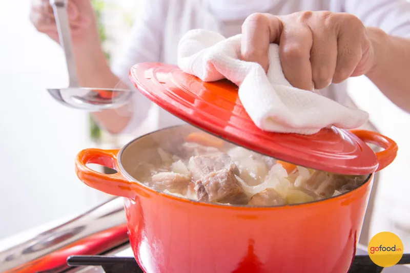 Nồi nước dùng lẩu bò kim chi đang được ninh hầm xương thơm ngọt