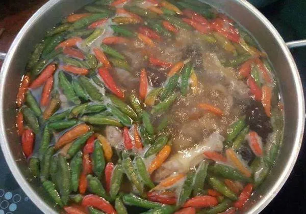 Nồi nước lẩu gà tiềm ớt hiểm đang sôi nghi ngút, hấp dẫn