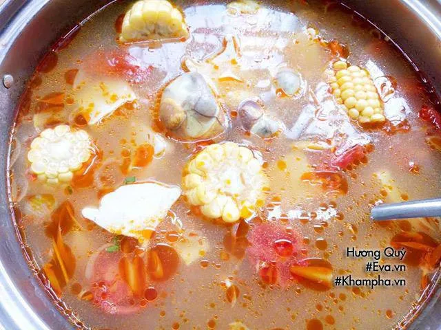 Nồi nước lẩu thập cẩm đang sôi