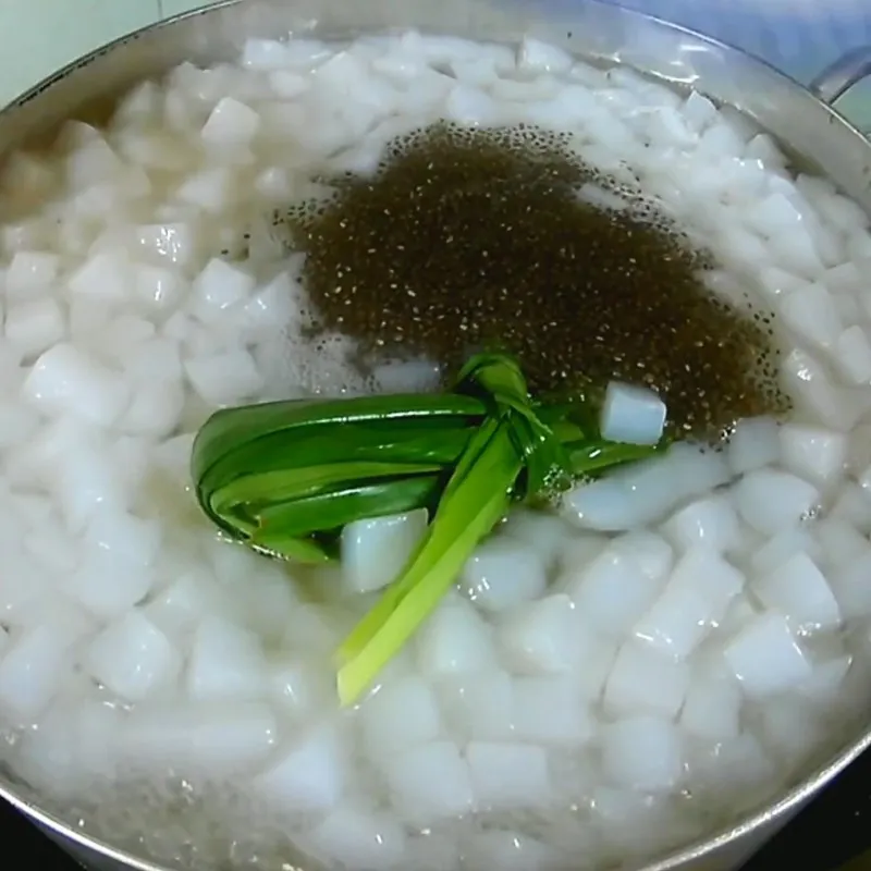 Nồi nước đường thạch dừa hạt chia đang sôi trên bếp