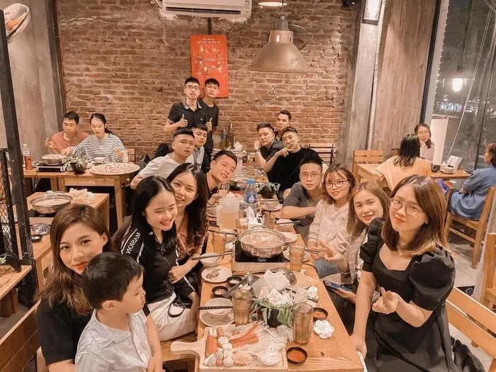 Nội thất mộc mạc và hiện đại bên trong không gian 3 tầng của Chai Talay Xã Đàn