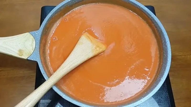 nồi tương cà chua đang được nấu trên bếp