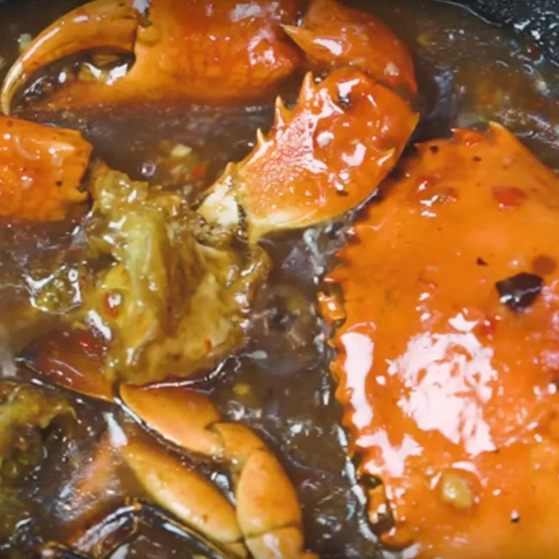 Kết hợp cua và nước sốt me