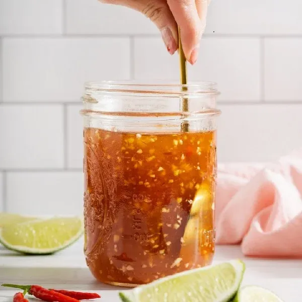 Vệ sinh hũ chứa là bước quan trọng để bảo quản nước chấm lâu dài