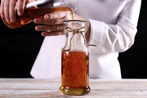 Pha chế và sử dụng nước đậu đen rang trong ngày để giữ trọn vẹn hương vị và dưỡng chất