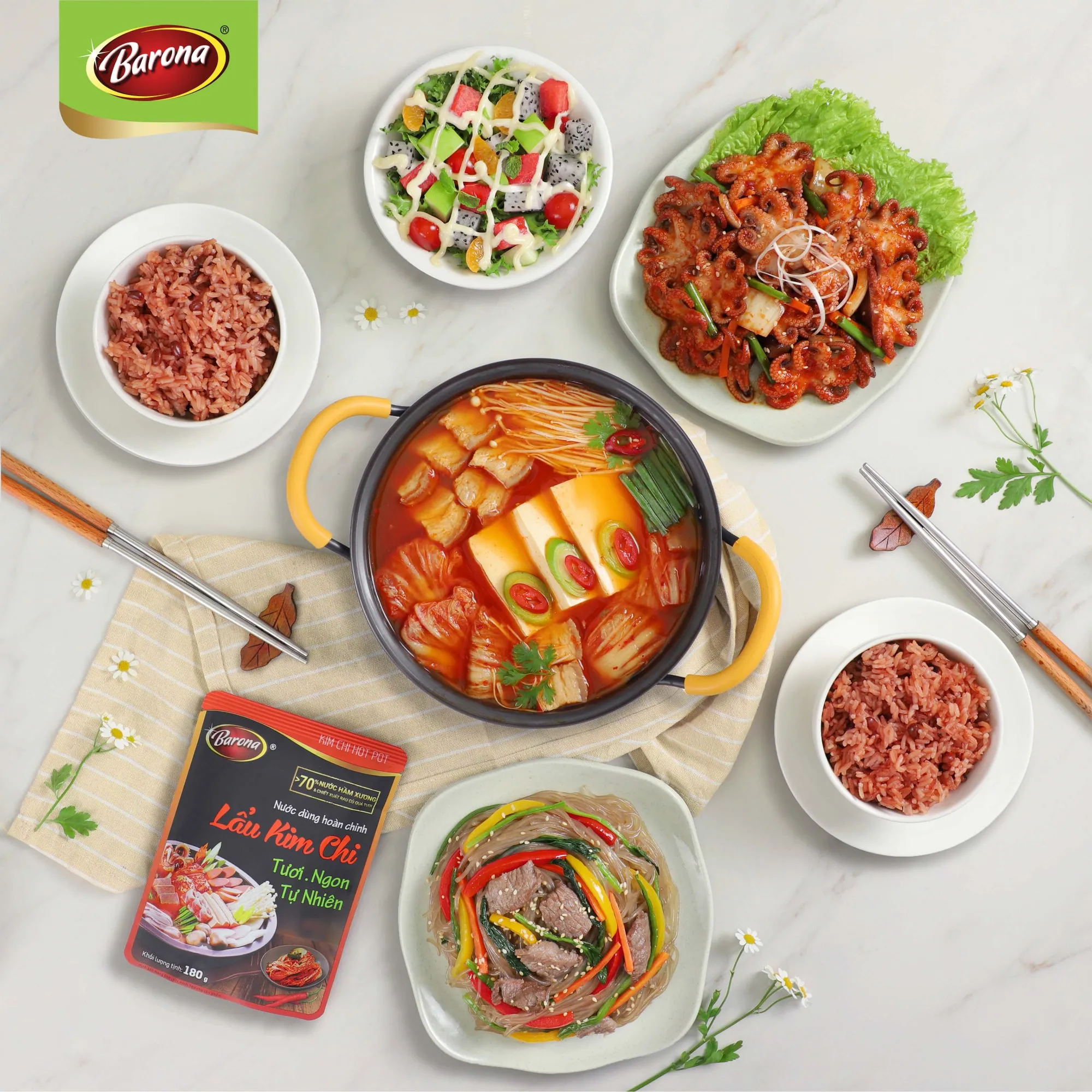 Cận cảnh túi nước dùng lẩu Kim chi hoàn chỉnh với chiết xuất xương hầm và rau củ
