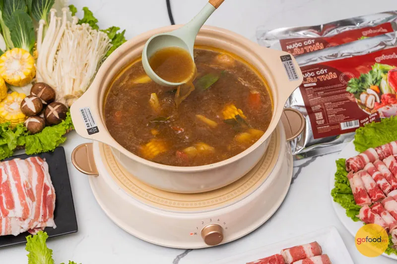 Nước dùng lẩu bò đậm đà, hấp dẫn với màu sắc đẹp mắt sau khi ninh