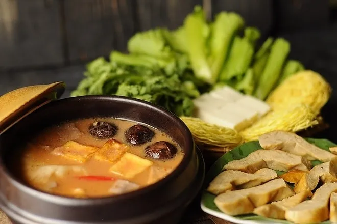 Nước dùng lẩu chao chay đậm đà, hấp dẫn với đậu hũ và rau củ