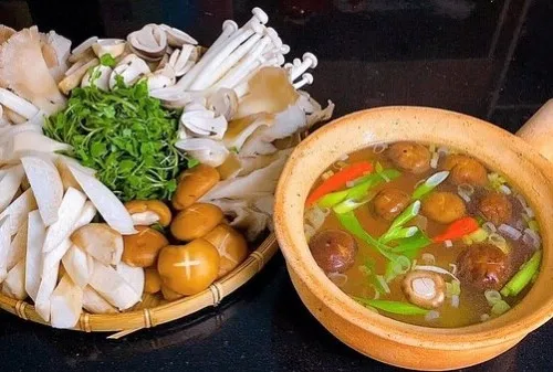 Nước dùng lẩu nấm chay với nguyên liệu tươi ngon