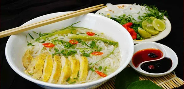 Nước dùng phở gà trong vắt và thanh ngọt nhờ kỹ thuật hầm xương đúng cách