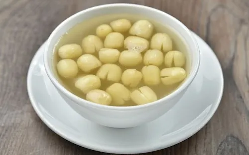 Nước hạt sen khô sau khi nấu xong có màu vàng nhạt thơm lừng