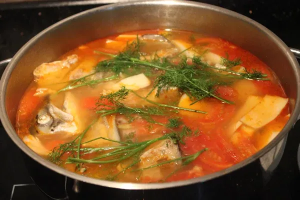 Nước lẩu cá tầm có vị chua ngọt