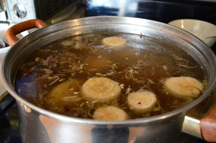 Cách nấu nước lèo bún chả cá Nha Trang thơm ngon