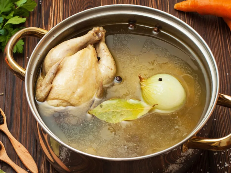 Tận dụng nước luộc gà để nấu các loại củ quả giúp món ăn đậm đà và giàu dinh dưỡng