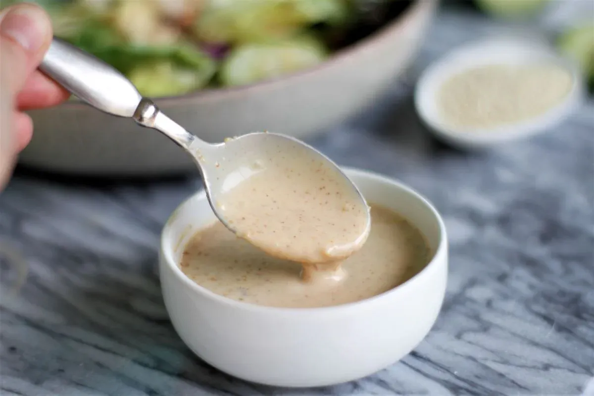 Chén nước sốt mè rang sánh mịn với hạt mè rang thơm nồng