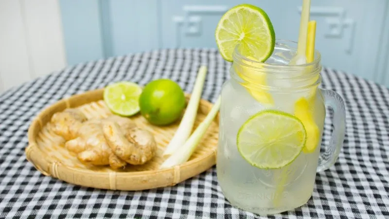 Minh họa thời điểm uống nước giảm mỡ bụng