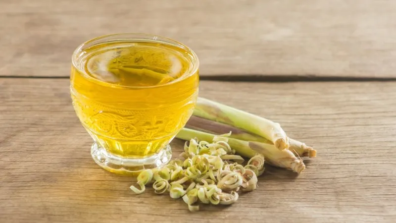 Nước sả hỗ trợ thanh lọc và giảm mỡ bụng