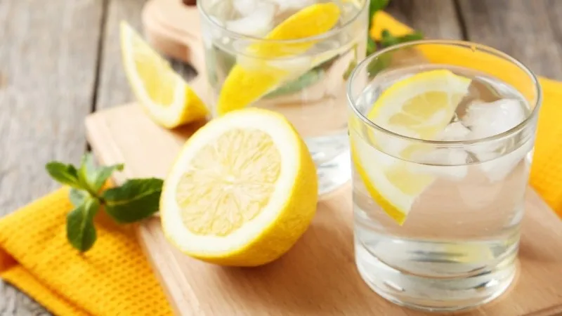 Nước chanh đá chua ngọt giúp giải khát và bổ sung Vitamin C tức thì