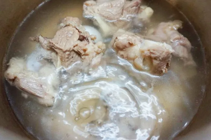 Chuẩn bị nước dùng ngọt thanh từ xương ống chất lượng