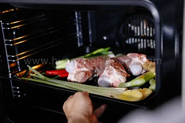 Hành tây, gừng, thơm tạo hương thơm nền